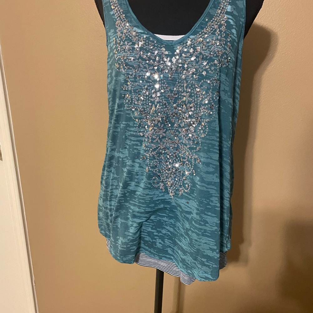 Double Sleeveless top with a sequins front design - Picture 6 of 6